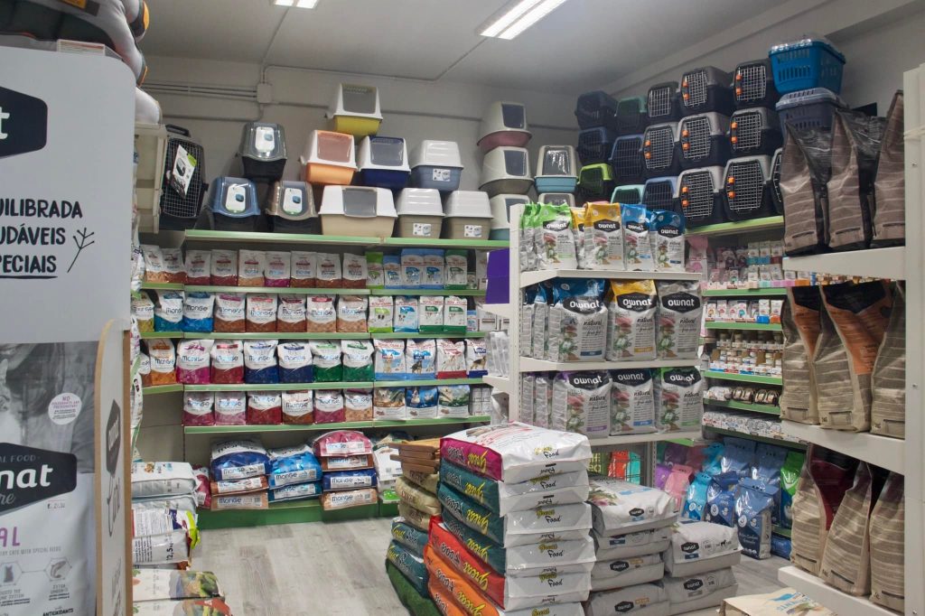 Interno negozio animali ZooUp Catania con mangimi e accessori per animali
