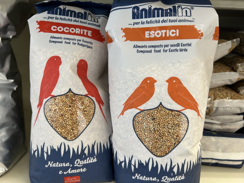Mangime per cocorite e uccelli esotici - confezioni esposte nel pet shop ZooUp Catania